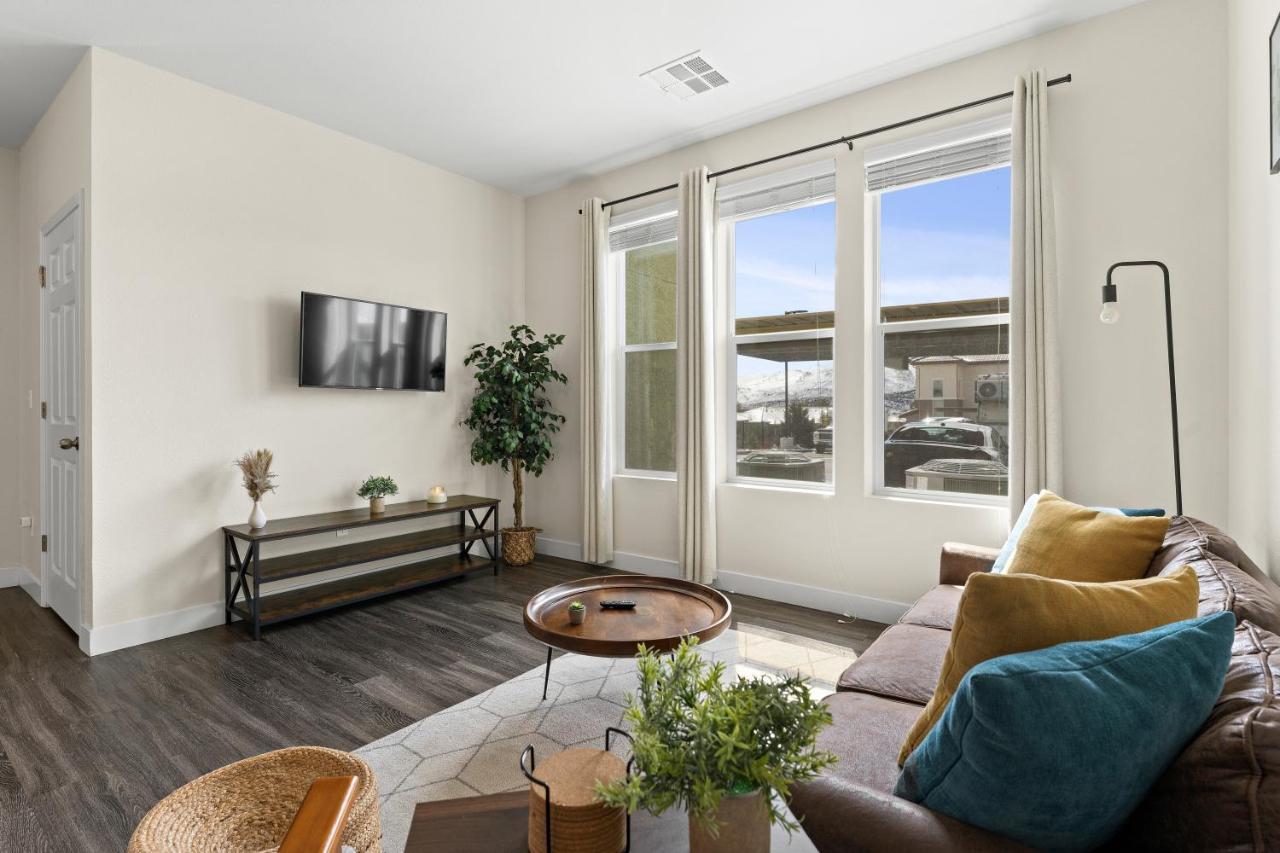 Luxury Retreat - King Beds, Hot Tub, & Pool - Family & Remote Work Friendly Apartment Reno Bagian luar foto